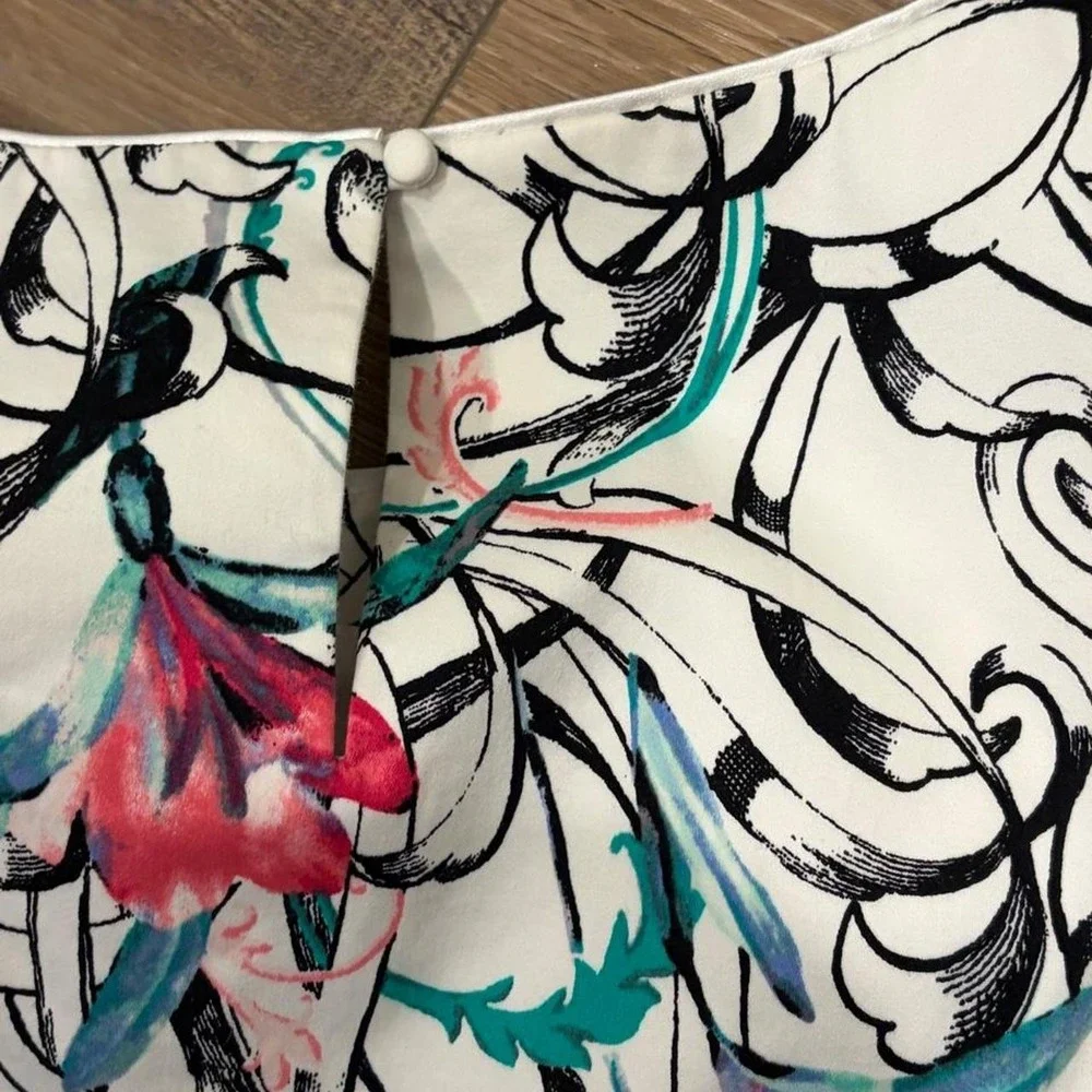 White House Black Market white blouse black floral fitted sz 6